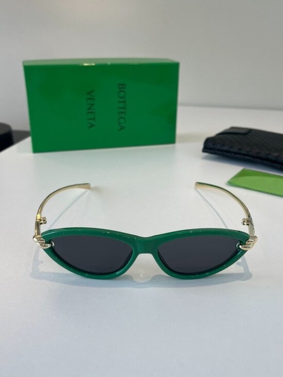 Bottega Veneta Green Cat-Eye Sunglasses with Gold Hardware main image 7
